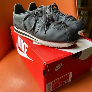 Classic Cortez black leather gold heel size 9